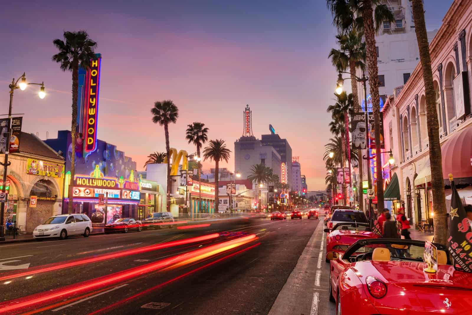 Tour-Bo-Tay-My-8N7D-LOS-ANGELES-CALIFORNIA-Traffic-on-Hollywood-Boulevard-at-dusk.-The-theater-district-is-a-famous-tourist-attraction